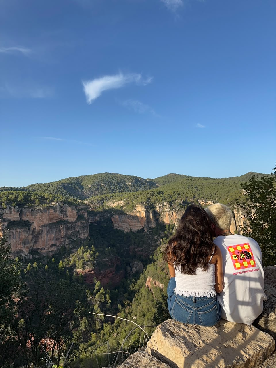O atleta profissional de escalada Felipe Camargo curte a viagem por Minas Gerais a bordo do Bronco Sport com a namorada, Mari Nolasco